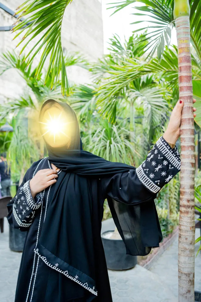 Bareeq Al-Aroos Handmade Bridal Abaya by Uroosa Vayani